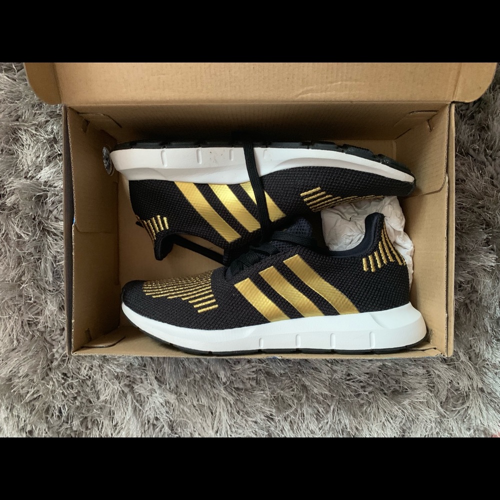 Adidas Gold/Black swift run sneakers 👟